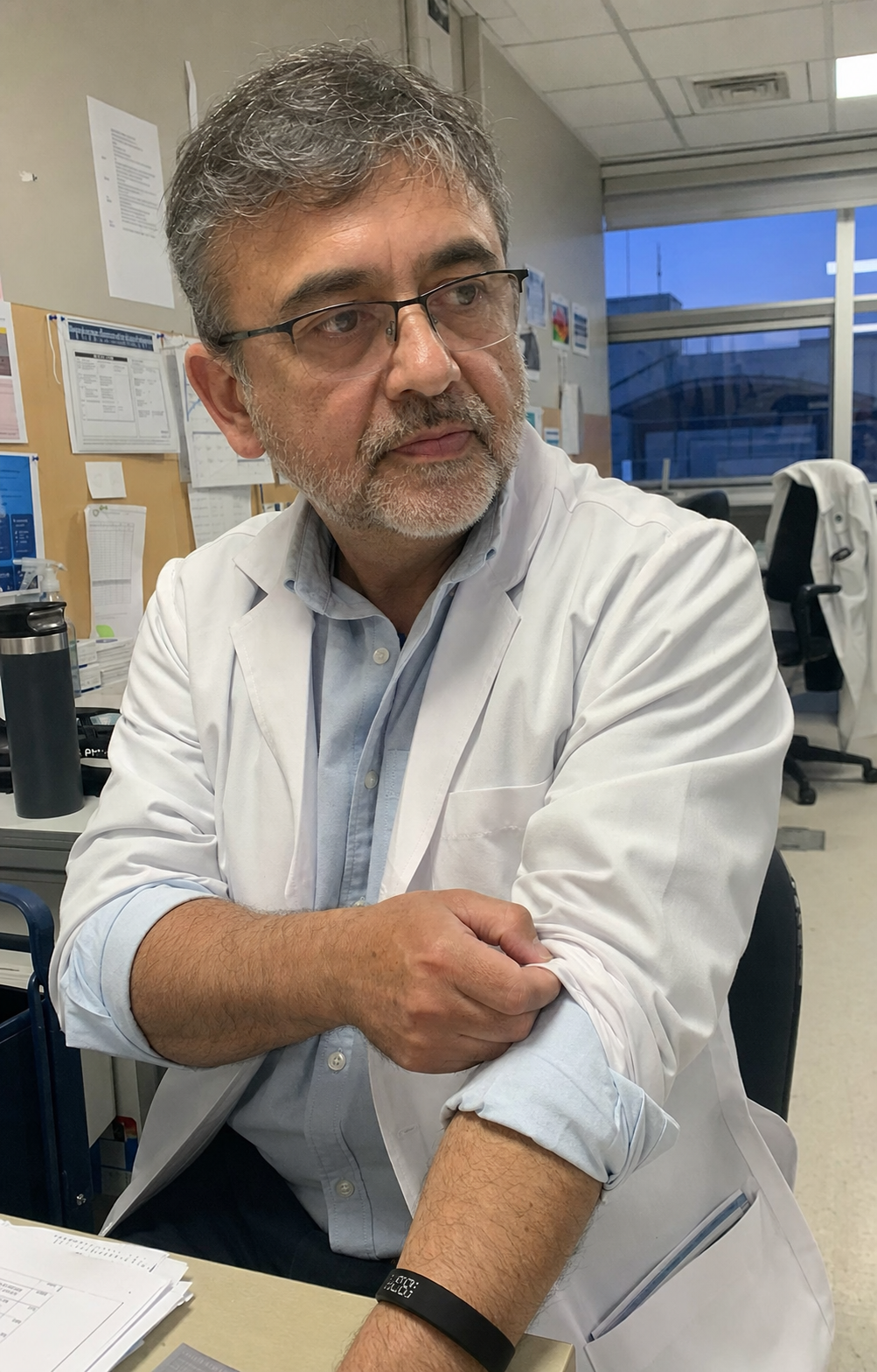 Médico preparándose para una guardia temprana con AFERRA Turno en su muñeca